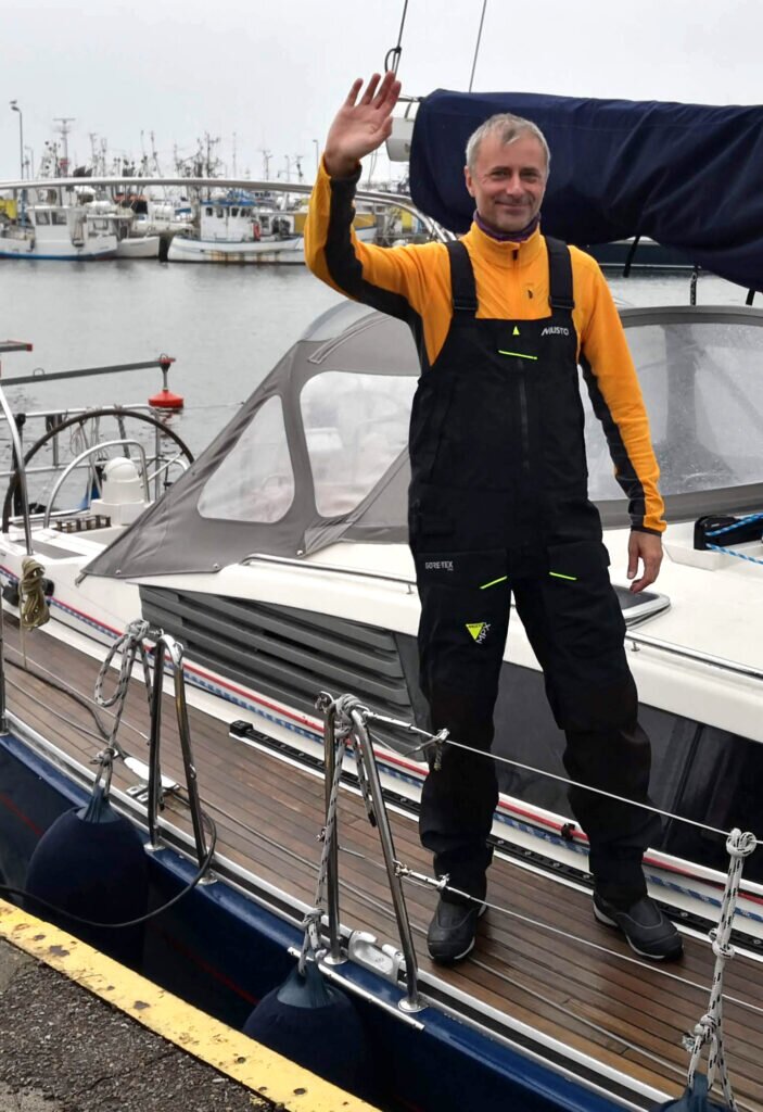 Skipper Jacek Mirczak na pokładzie jachtu w porcie Władysławowo.
